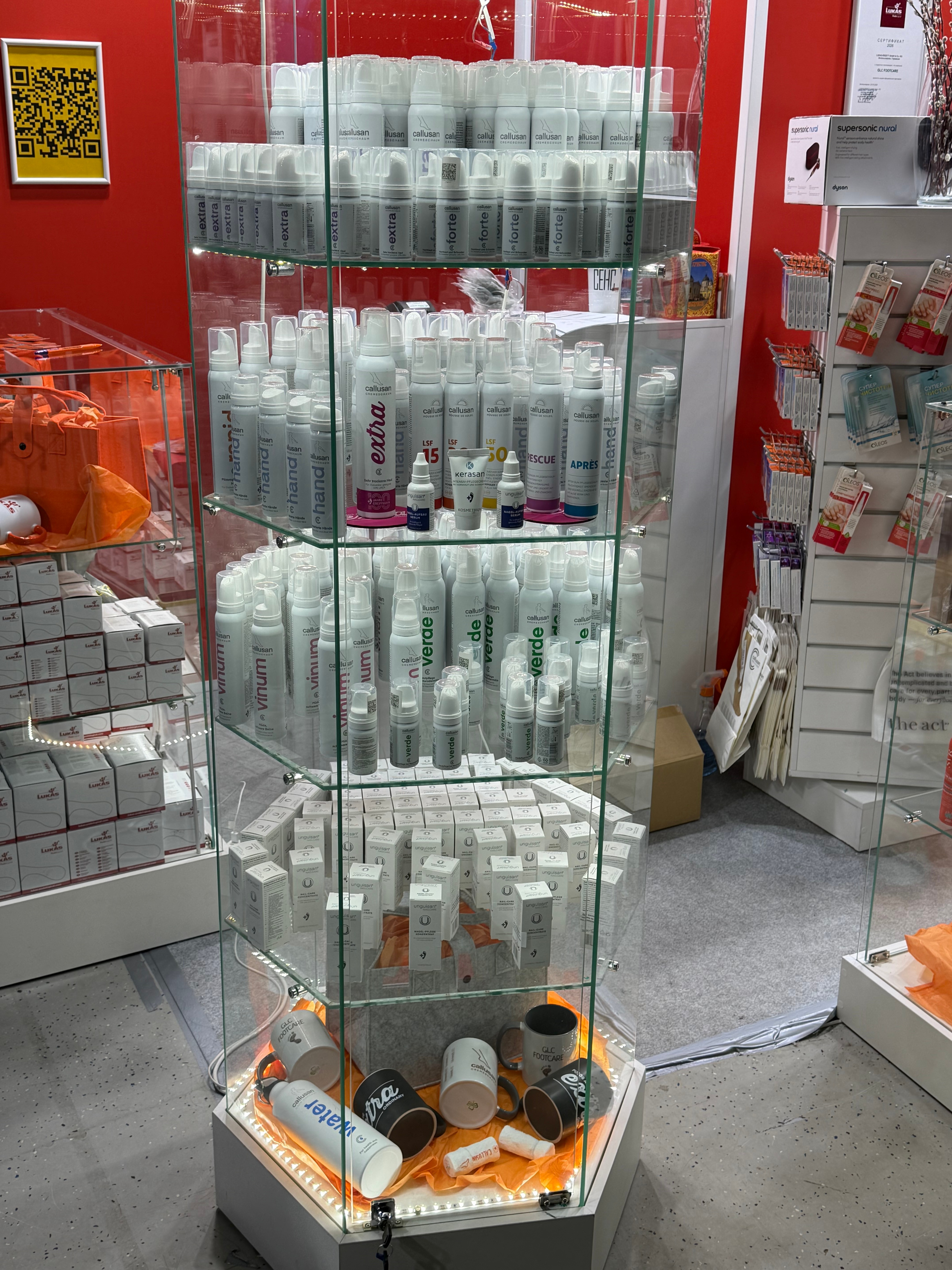 Стенд GLC Footcare на профессиональной выставке с продукцией Callusan, Unguisan и Lukas